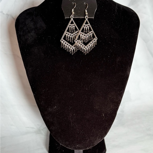 Paparazzi Earrings - Picture 1 of 2